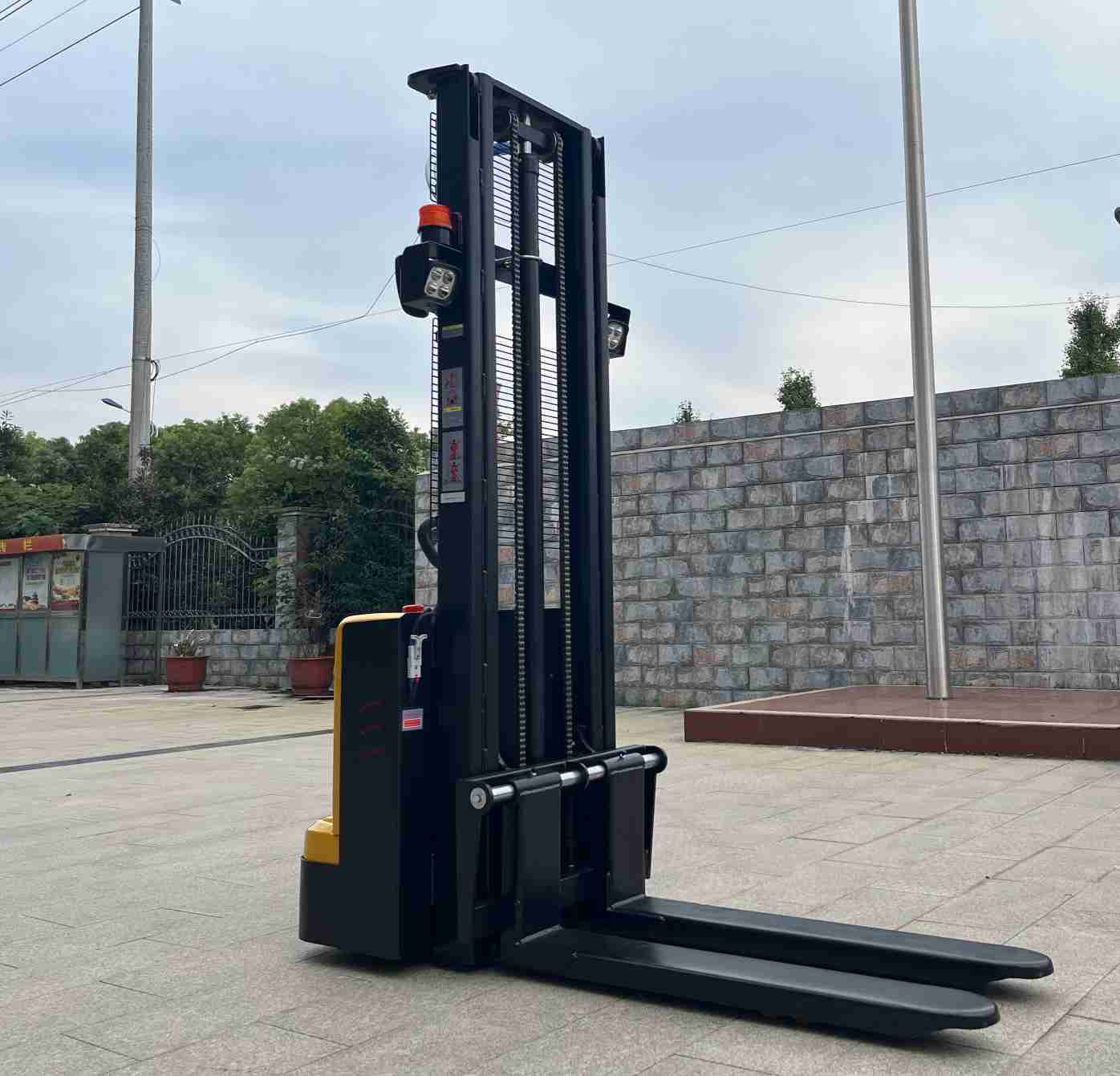 Electric Walkie Stacker 1500kg Load Capacity 1070mm Fork Length